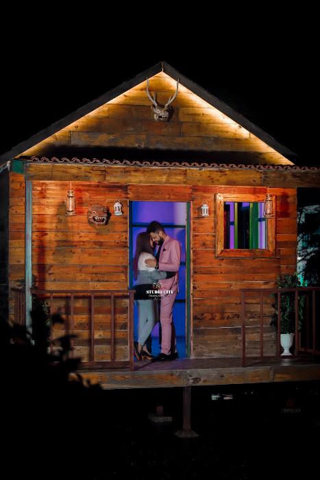 The cabin set — pre-wedding photography by Studio City Photography, Delhi