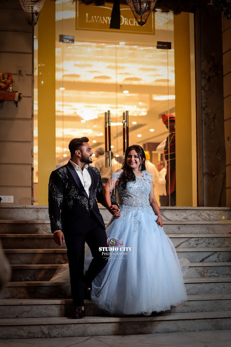 Reception stairs — wedding photography by Studio City Photography, Delhi